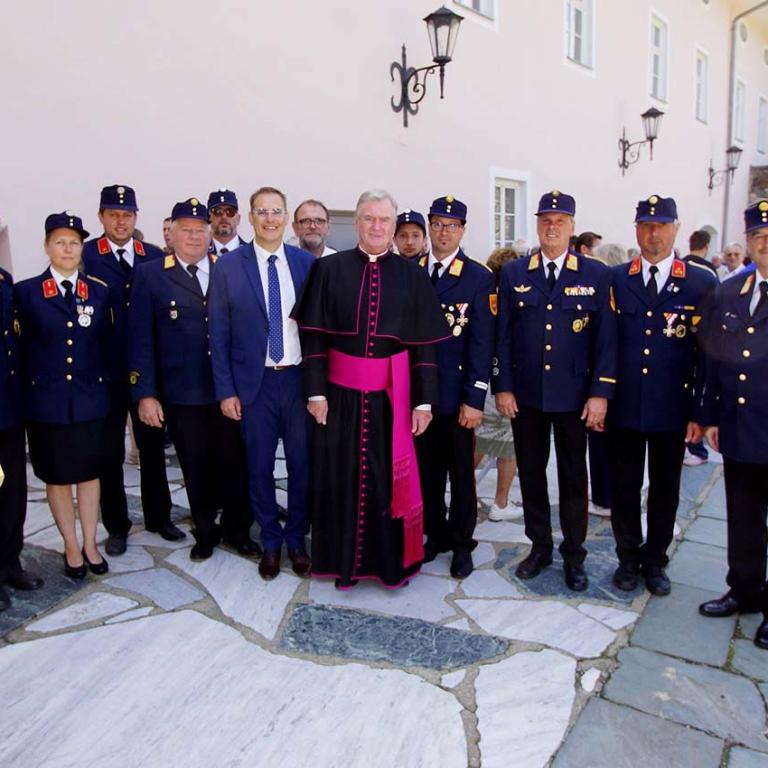 Festmesse 19. Juli - Monsignore Erich Aichholzer, mit dem Bürgermeister und der Feuerwehr