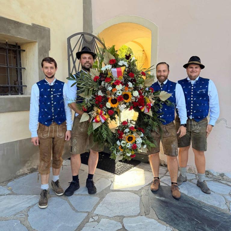 Die Dorfjugend Ossiach mit dem Kranz am Orgelvorplatz