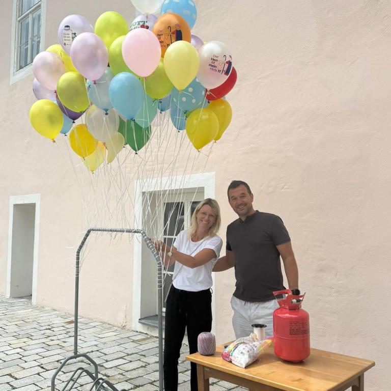 Familie Lechner bereitet die Ballone vor