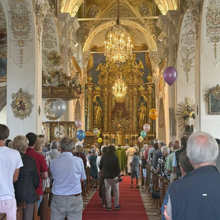 Viele Luftballone beim Oma - Opa - Enkelsonntag in der Stiftskirche Ossiach
