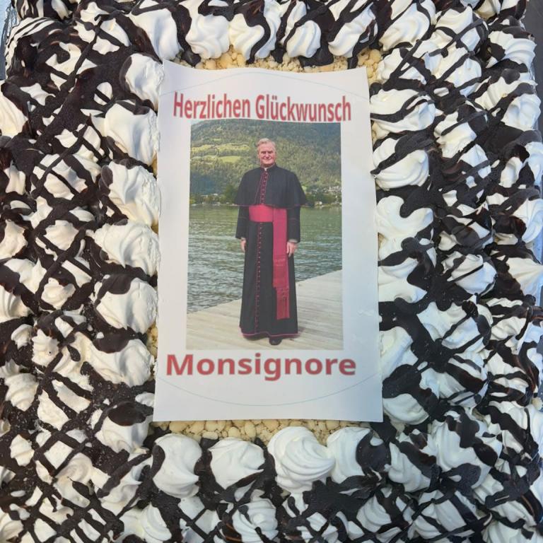 Dem frisch gebackenen Monsignore wurde auch eine Eistorte gespendet