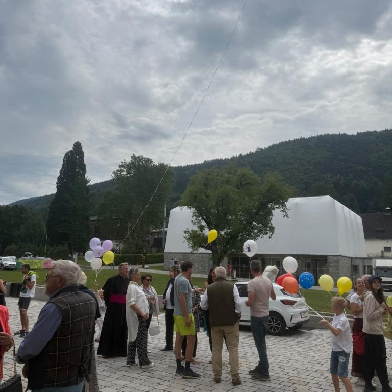 Jubel und Heiterkeit nach der Messe am Orgelvorplatz