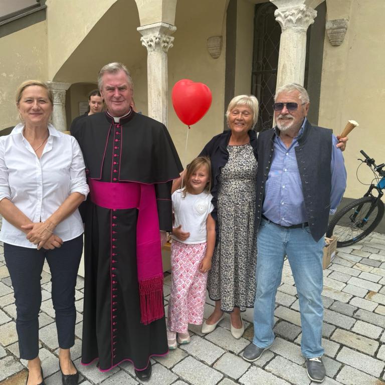Monsignore Aichholzer mit der Familie Dorner